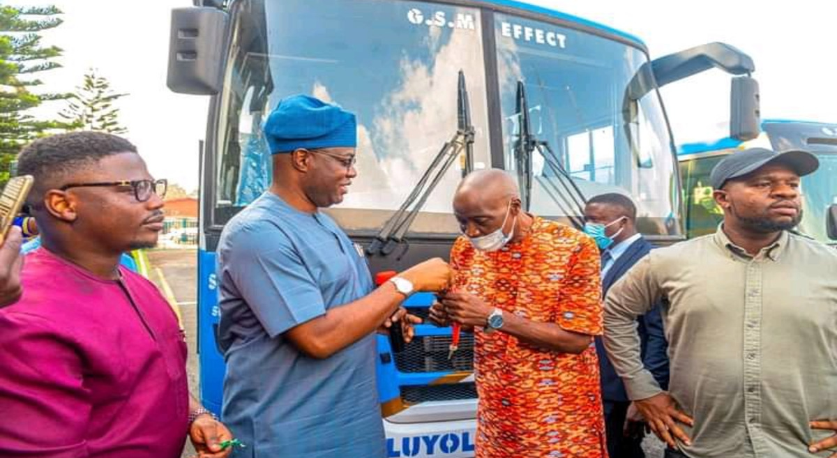 Makinde gifts newly purchased buses to Shooting Star