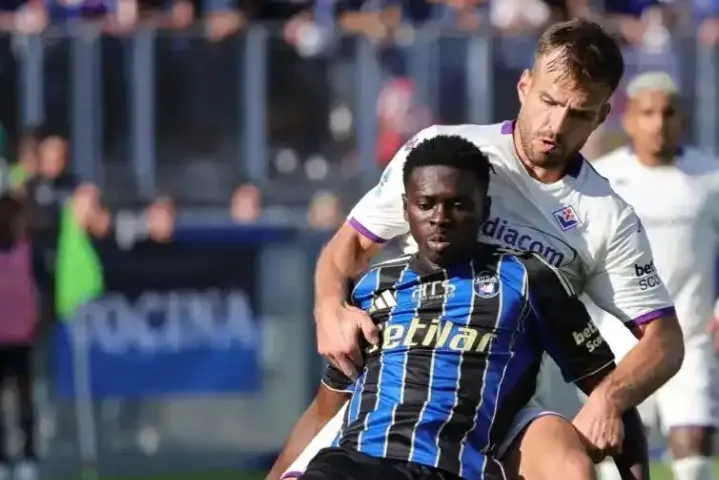 Pisa midfielder Ebenezer Akinsanmiro in Serie A clash with Fiorentina