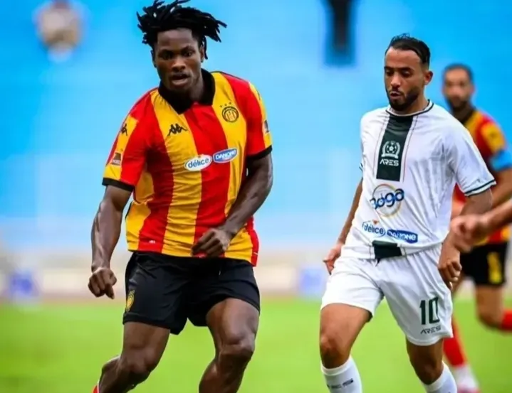 Onuche Ogbelu Espérance de Tunis midfielder in action