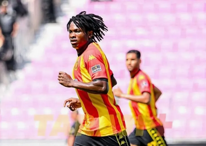 Onuche Ogbelu Espérance midfielder in action