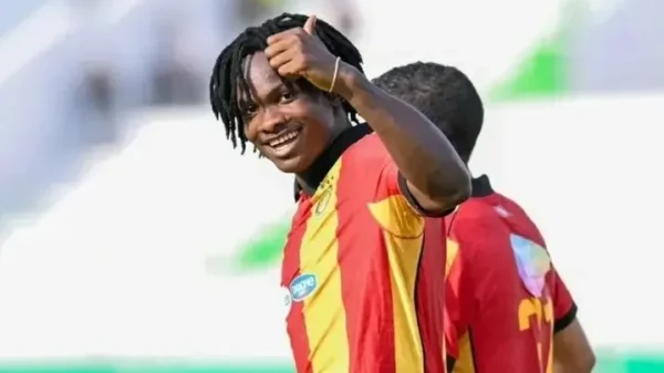 Onuche Ogbelu celebrating victory with Espérance teammates