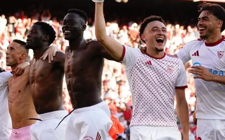 Sevilla players at Ramón Sánchez-Pizjuán with Akor Adams