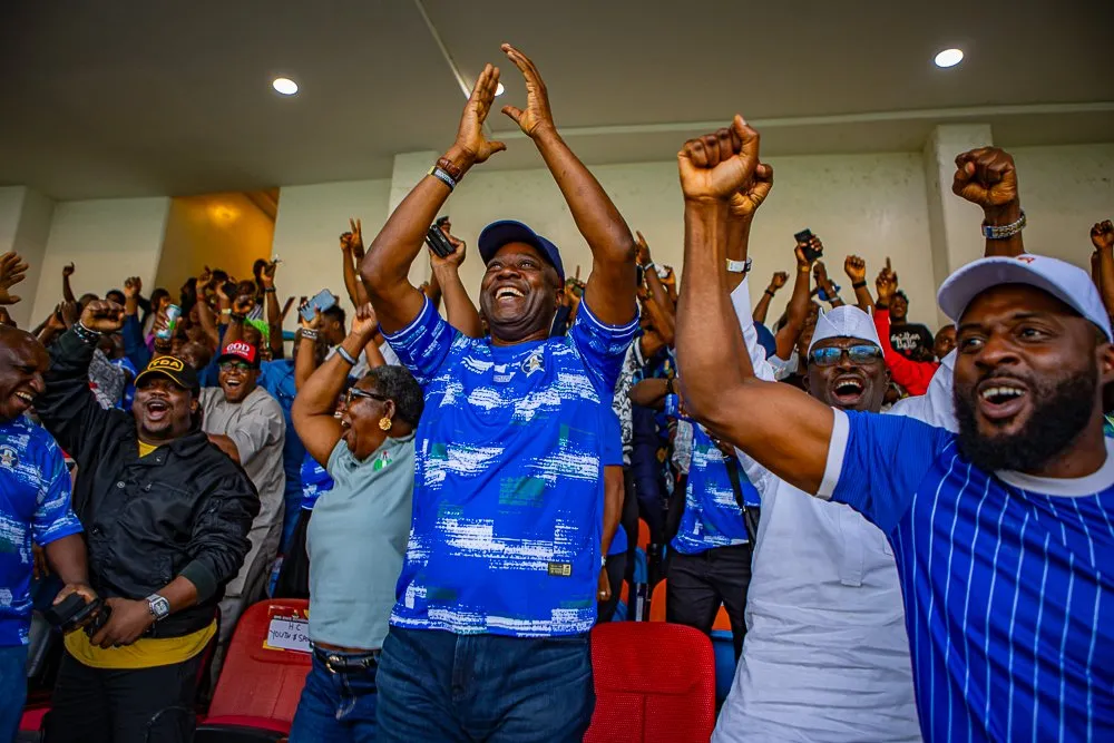 Shooting Stars squad posing after NPFL victory against Plateau United