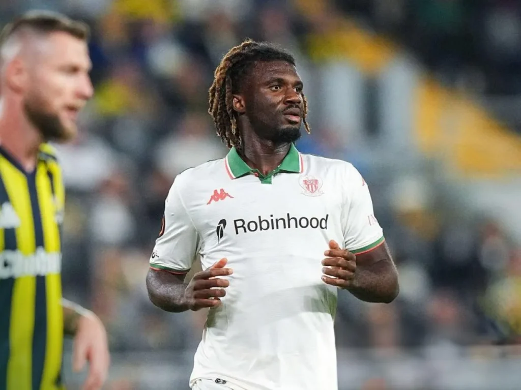 Terem Moffi battles Fenerbahçe defenders in Europa League